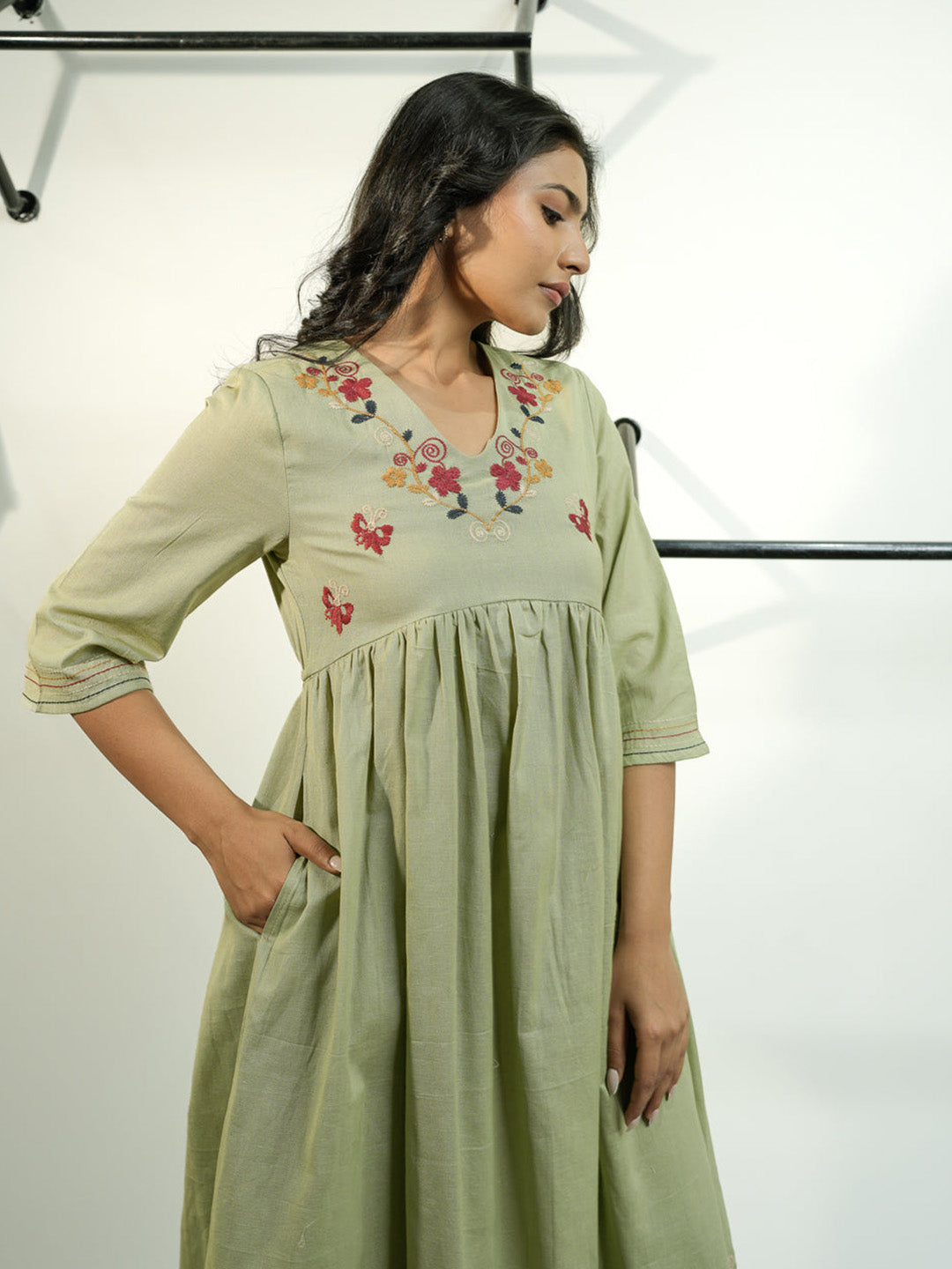 Bee Greeen Embroidery Dress